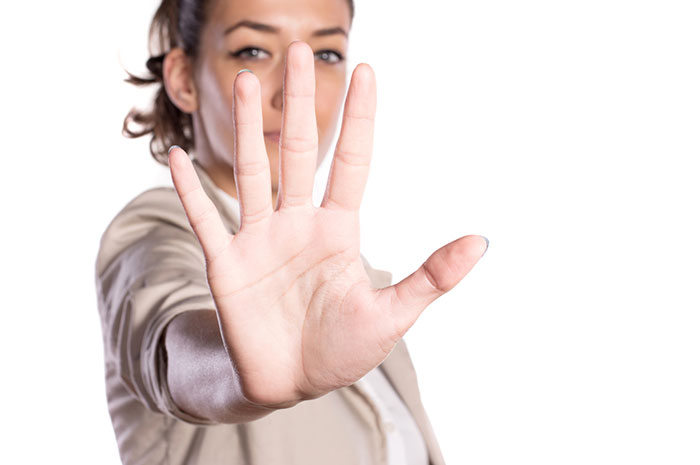lady holding up 5 fingers